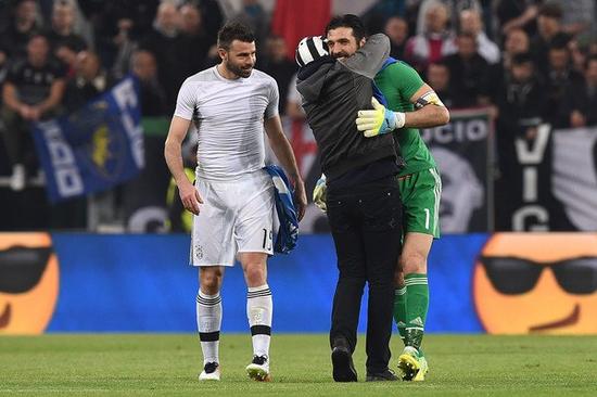 他是姚明前队友，因伤病缺钱治疗瘫痪在床，靠70岁母亲拾荒生活