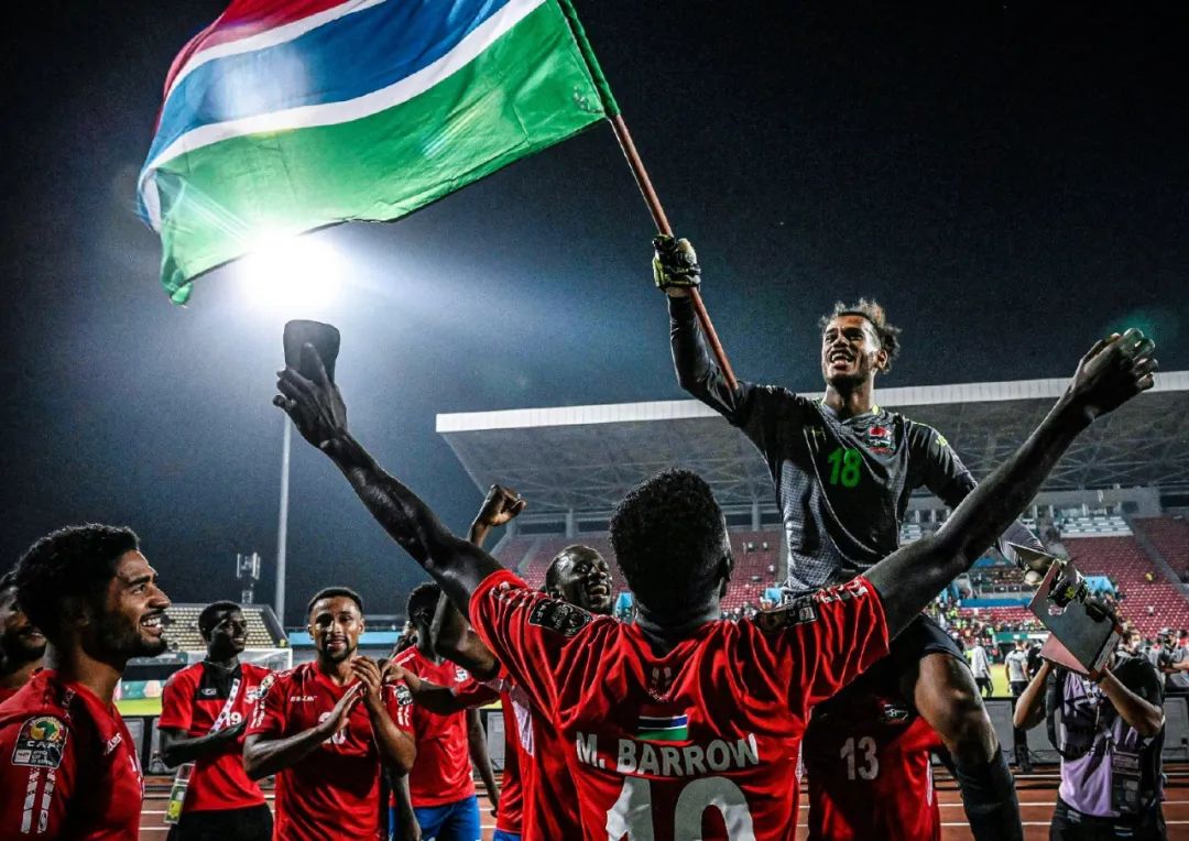 西超杯-拉菲尼亚双响 巴萨3-2皇马新年首冠