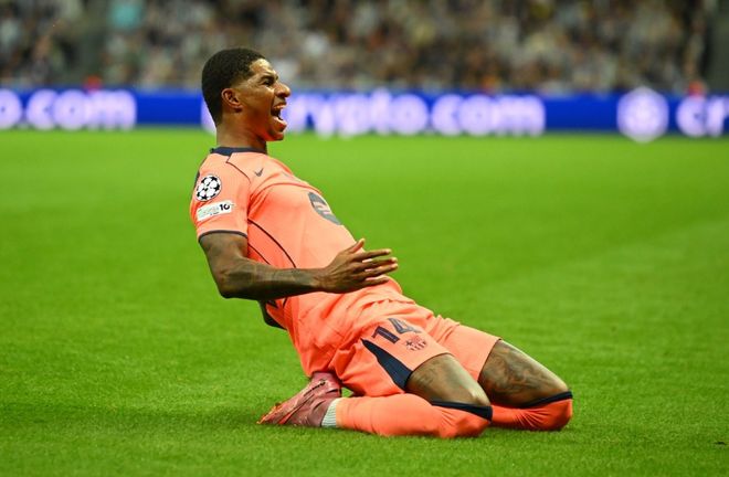 阿根廷不眠夜：数十万人游街 梅西落地点赞微笑不停